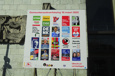 900767 Afbeelding van een tijdelijk verkiezingsbord met affiches van de politieke partijen die meedoen aan de ...